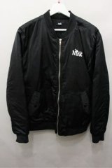 【SALE】NieR CLOTHINGジャケット.バックパッチナイロンブルゾン /ブラック/ O-22-04-20-061-SE-ja-YM-ZT-M111