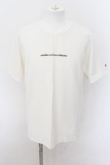 NO ID. / エンブロイダリーメッセージC-N Tシャツ 2 ホワイト O-24-09-07-060-NO-ts-YM-ZT026