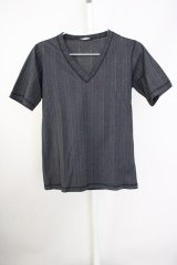 【WINTERセール】TORNADO MART / ストライプVネックTシャツ  グレー T-24-09-11-016-TO-ts-YM-ZT073