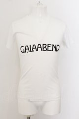 画像: 【セール】GalaabenD / ロゴプリントVネックTシャツ S ホワイト O-24-05-26-012-Ga-ts-YM-ZT218